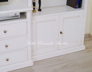 Mobile da soggiorno per Tv con libreria in legno massello stile classico e finitura laccata bianco anticato